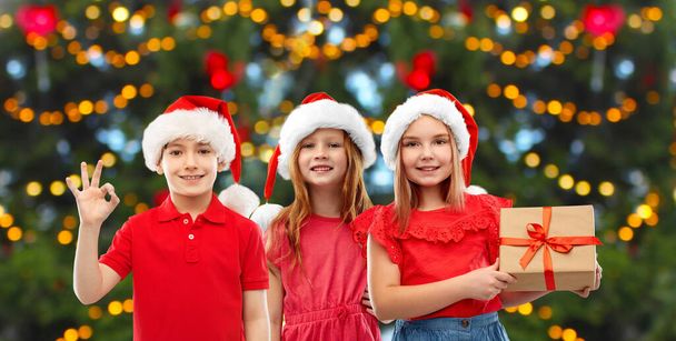 happy smiling children with christmas gift - Foto, Imagem
