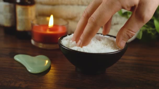 Massage meester maakt zout scrub massage. Spa en massage concept. - Video