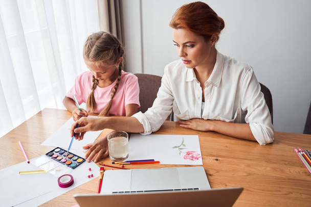 Kid girl learning painting - Foto, afbeelding