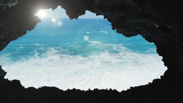 Пещера Ана Какенга на Рапа Нуи, остров Пасхи (Isla de Pascua), Чили. Slow Motion. - Кадры, видео