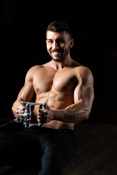 Handsome Athlete Doing Heavy Weight Exercise For Back On Machine - Foto, Imagem