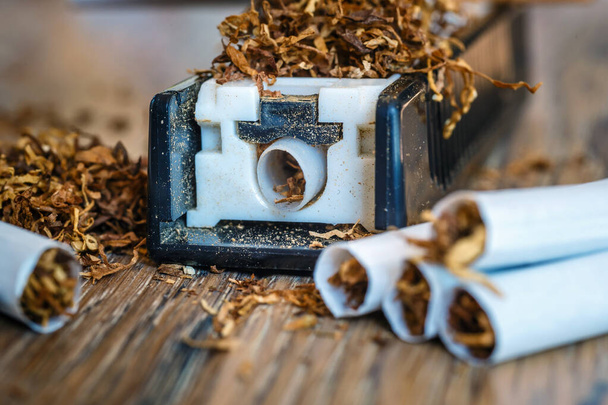 Handgemachte Zigaretten zu Hause mit einem manuellen Automaten - Foto, Bild