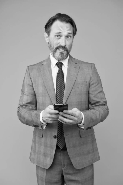 successful businessman deal with problem online. agile business. mature boss with amazed look. man holding device and touching screen. texting to colleague. technology bring success. Own business - Fotografie, Obrázek