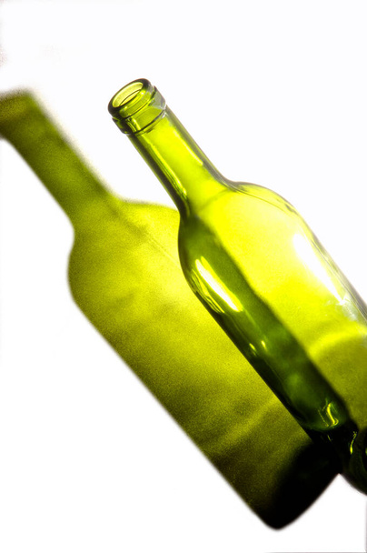 botella con su sombra con fondo blanco - Foto, Imagen