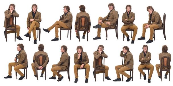 große Gruppe desselben Mannes mittleren Alters mit Blazer und verschiedenen Posen auf einem Stuhl auf weißem Hintergrund sitzend - Foto, Bild