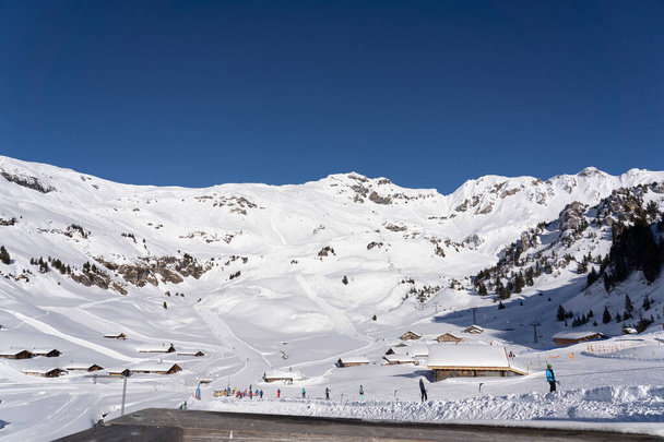 Σκηνή του σκι ανελκυστήρα και σκι σε χιονισμένο βουνό με βαθύ μπλε ουρανό στο Hasliberg Meiringen, Bernese Oberland. Hasliberg, 05 Φεβρουαρίου 2019. - Φωτογραφία, εικόνα