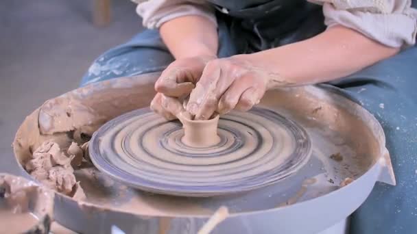 Erstellen Vase aus weißer Tonerde in Nahaufnahme. Der Bildhauer in der Werkstatt stellt einen Krug aus Ton in Nahaufnahme her. Verdrehte Töpferscheibe. Meistertopf. - Filmmaterial, Video