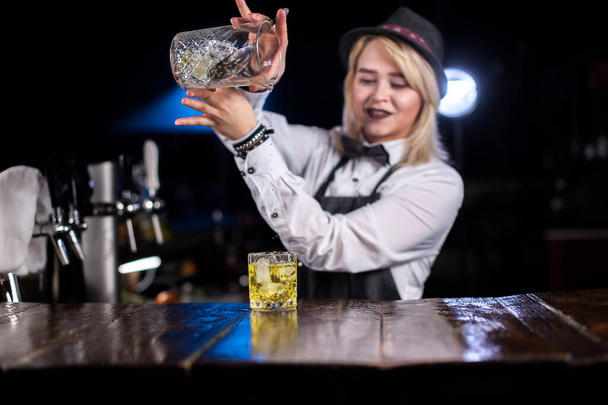 Ragazza barman formula un cocktail sulla alehouse - Foto, immagini