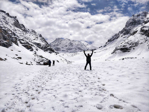 Manali, Índia - 14 de junho de 2019: Homem Tendo Sentido de Realização quando atinge seu objetivo / pico de caminhada no Passo Humpta nas Montanhas do Himalaia Indiano. - Foto, Imagem