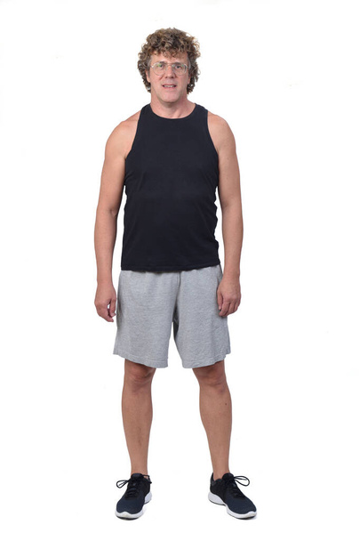 vue de face d'un homme portant des débardeurs et des shorts de sport sur fond blanc - Photo, image