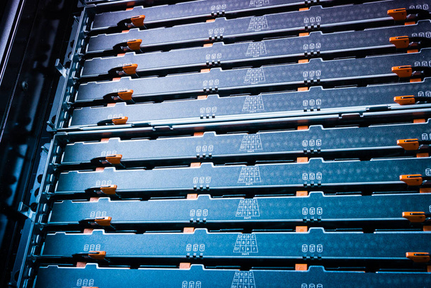 detail van datacenter met harde schijf array in server rack - Foto, afbeelding