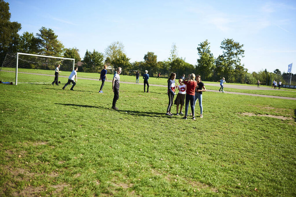 crianças brincando e se divertindo em um campo de futebol - Foto, Imagem