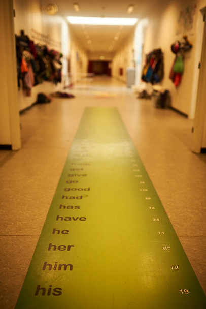 Un couloir d'école avec des jeux sur le sol - Photo, image