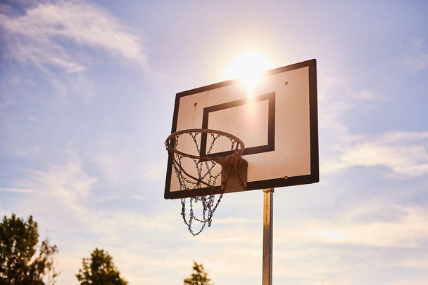 A old basketball net in the sun - Foto, Bild