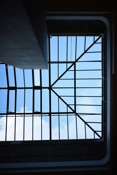 Γυάλινη οροφή σε σχολικό κτίριο - Φωτογραφία, εικόνα