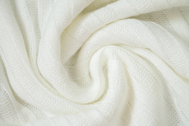 Φόντο μάλλινο πλεκτό λευκό ζεστό πουλόβερ από πάνω. Έννοια δείγματος υφάσματος - Φωτογραφία, εικόνα