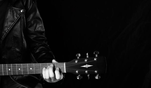 musician with guitar black and white. Copy space for your text - Foto, Imagem