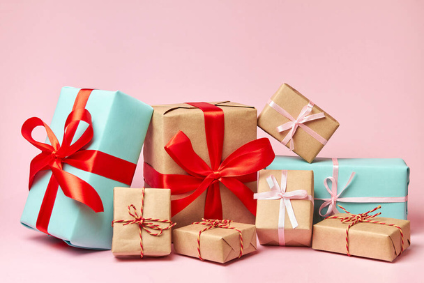 Рождественские или новогодние подарочные коробки на розовом фоне. Крупный план, избирательный фокус - Фото, изображение