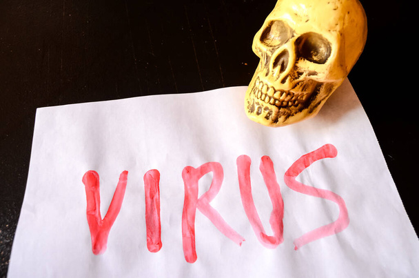 Texto de vírus de palavra escrito com sangue em um Livro Branco - Foto, Imagem