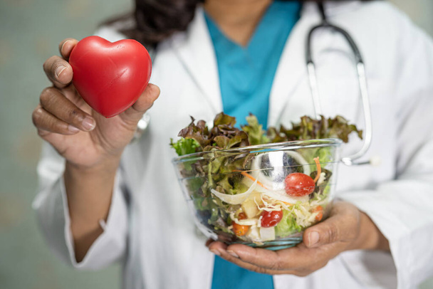 Лікар-дієтолог тримає різні здорові свіжі овочі для пацієнта
. - Фото, зображення