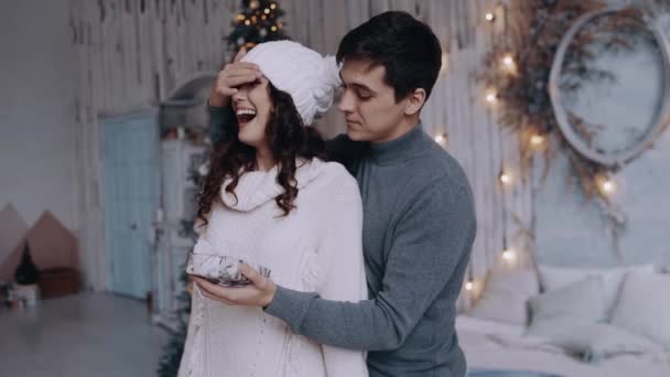 Arkadan gelen genç adam elini kız arkadaşının gözlerine sokar ve ona bir Noel hediyesi ile sürpriz yapar.. - Video, Çekim