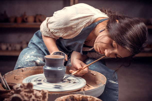 Charmante ambachtslieden maken keramische pot op het aardewerk wiel. keramische schotels maken. - Foto, afbeelding