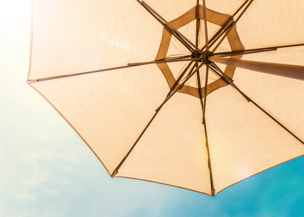 Zomer achtergrond strand paraplu parasol uv bescherming - Foto, afbeelding