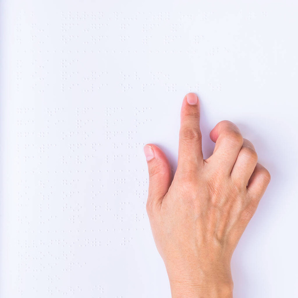 Libro de Braille con discapacidad visual, baja visión, mano de ciego / dedo tocando la textura del papel leyendo el signo - Foto, Imagen