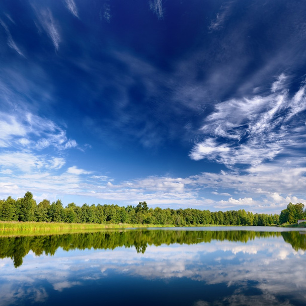 Paesaggio di lago con bel riflesso di un cielo
 - Foto, immagini