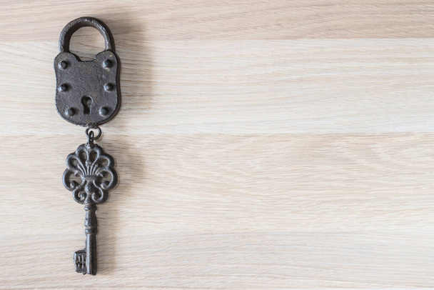 Rustykalny klucz domowy do otwierania drzwi, koncepcja bezpieczeństwa - Zdjęcie, obraz