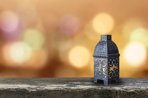 Ramadan Kareem fundo com lâmpada Eid ou lanterna árabe em bokeh vela de ouro luz para muçulmanos islâmicos mês de jejum religioso - Foto, Imagem