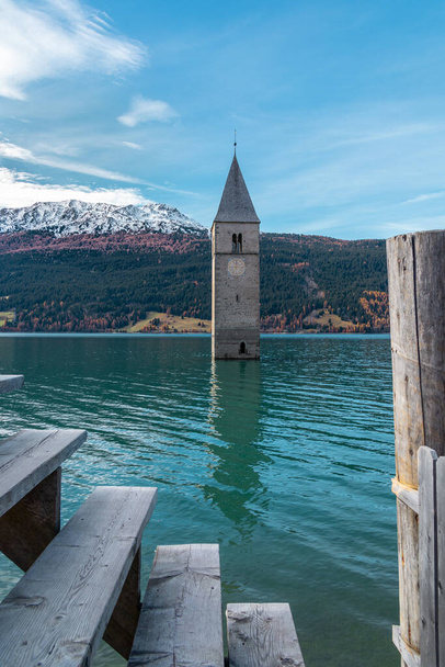 Campanario sumergido en el lago Resia, Italia - Foto, imagen
