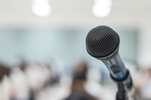 Conférencier vocal de microphone avec des publics ou des étudiants en classe de séminaire, salle de conférence ou réunion de conférence dans un événement d'affaires éducatif pour animateur, enseignant ou mentor de coaching  - Photo, image