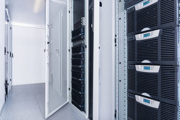Centro de datos con una fila de bastidores de servidor - Foto, imagen