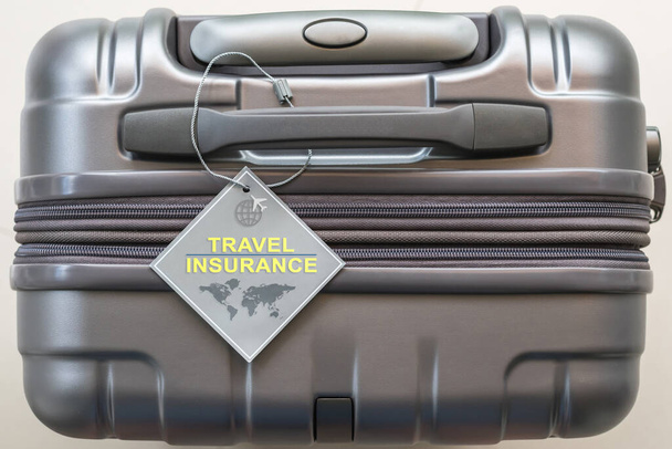 Piano di protezione dell'assicurazione di viaggio per la sicurezza aerea con etichetta sulla maniglia del bagaglio della valigia dei passeggeri  - Foto, immagini