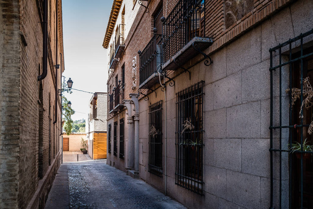 Narrow street in the old jewish quarter of Toledo, Spain - Foto, Bild
