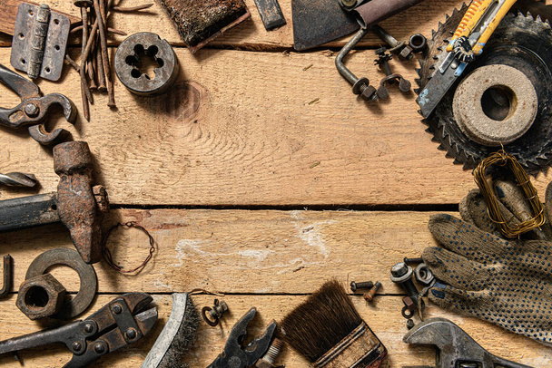 Stare narzędzia gospodarstwa domowego vintage na drewnianym tle jako rama i miejsce na tekst - Zdjęcie, obraz