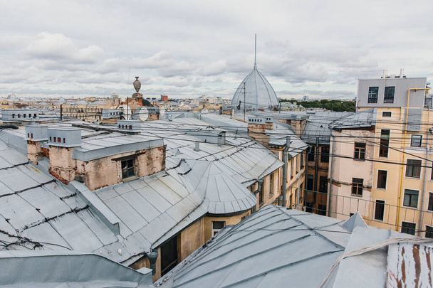 Залізні дахи будинків у старому місті. Краєвид на дощ Санкт-Петербург. - Фото, зображення