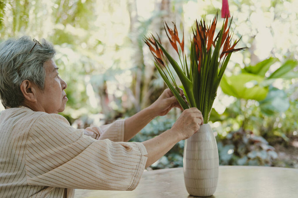 asiático velho asiático idoso sênior mais velho mulher arranjando buquê de flores - Foto, Imagem
