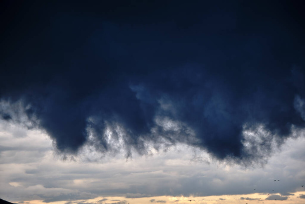 劇的な嵐の日没の雲の空 - 写真・画像
