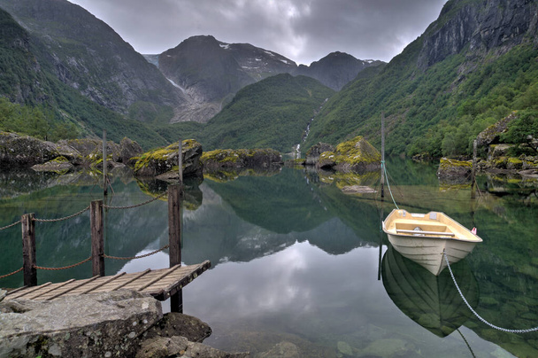 Letní krajina v zataženém a deštivém dni s horami, jezerem a lodí v údolí Bondhusdalen, Norsko, Skandinávie - Fotografie, Obrázek