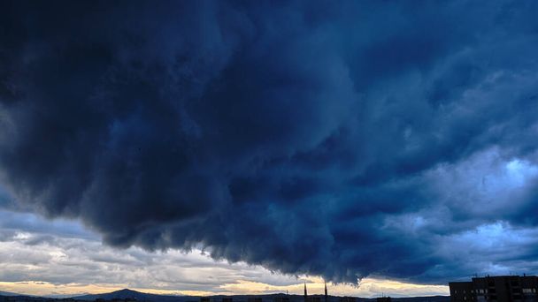 Donker bewolkt Storm hemel panorama. - Foto, afbeelding