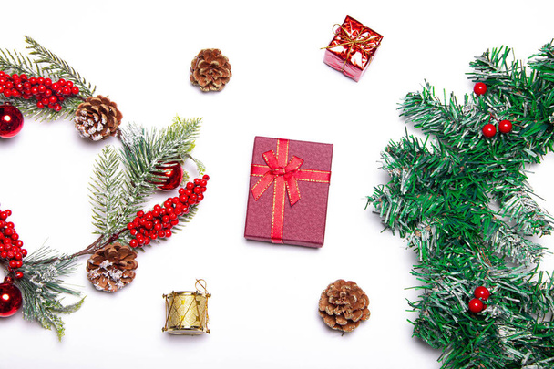 Χριστουγεννιάτικη διάταξη σε λευκό φόντο. Κόκκινα δώρα και κλαδιά ελάτης. Χριστούγεννα και Πρωτοχρονιά. Διακοπές. Ταχυδρομική κάρτα. Σχέδιο. Αντιγραφή χώρου - Φωτογραφία, εικόνα