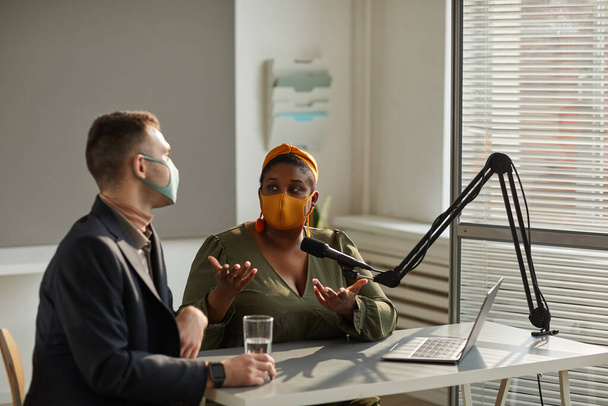 Personas con máscara trabajando en la radio - Foto, Imagen