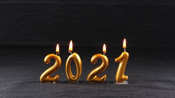 candentes velas de Año Nuevo de oro 2021 sobre fondo negro. concepto moderno. - Metraje, vídeo