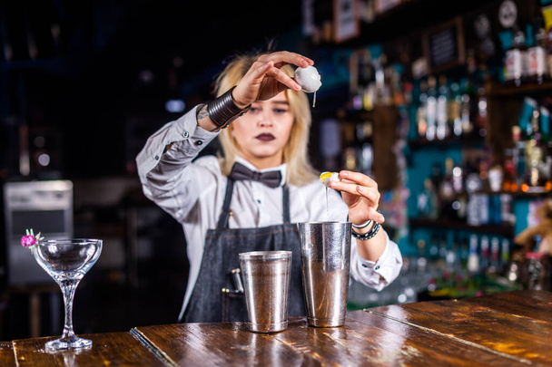 Ragazza barista fa un cocktail alla birreria - Foto, immagini