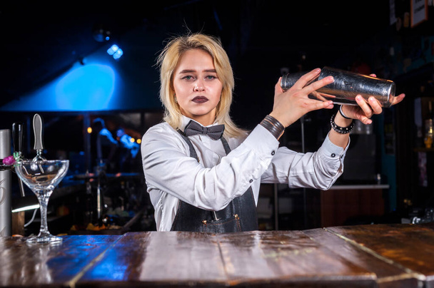 Професійна жінка бармен демонструє свої навички над лічильником в барі
 - Фото, зображення