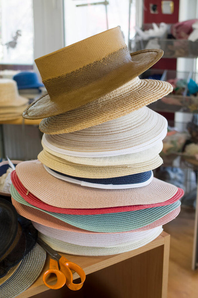 Ramo de sombreros panama masculinos y femeninos en worksho - Foto, Imagen