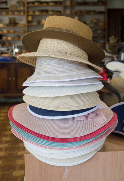 Mazzo di cappelli panama maschili e femminili in worksho - Foto, immagini