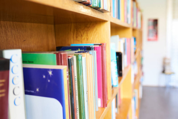 une bibliothèque colorée dans une bibliothèque scolaire - Photo, image